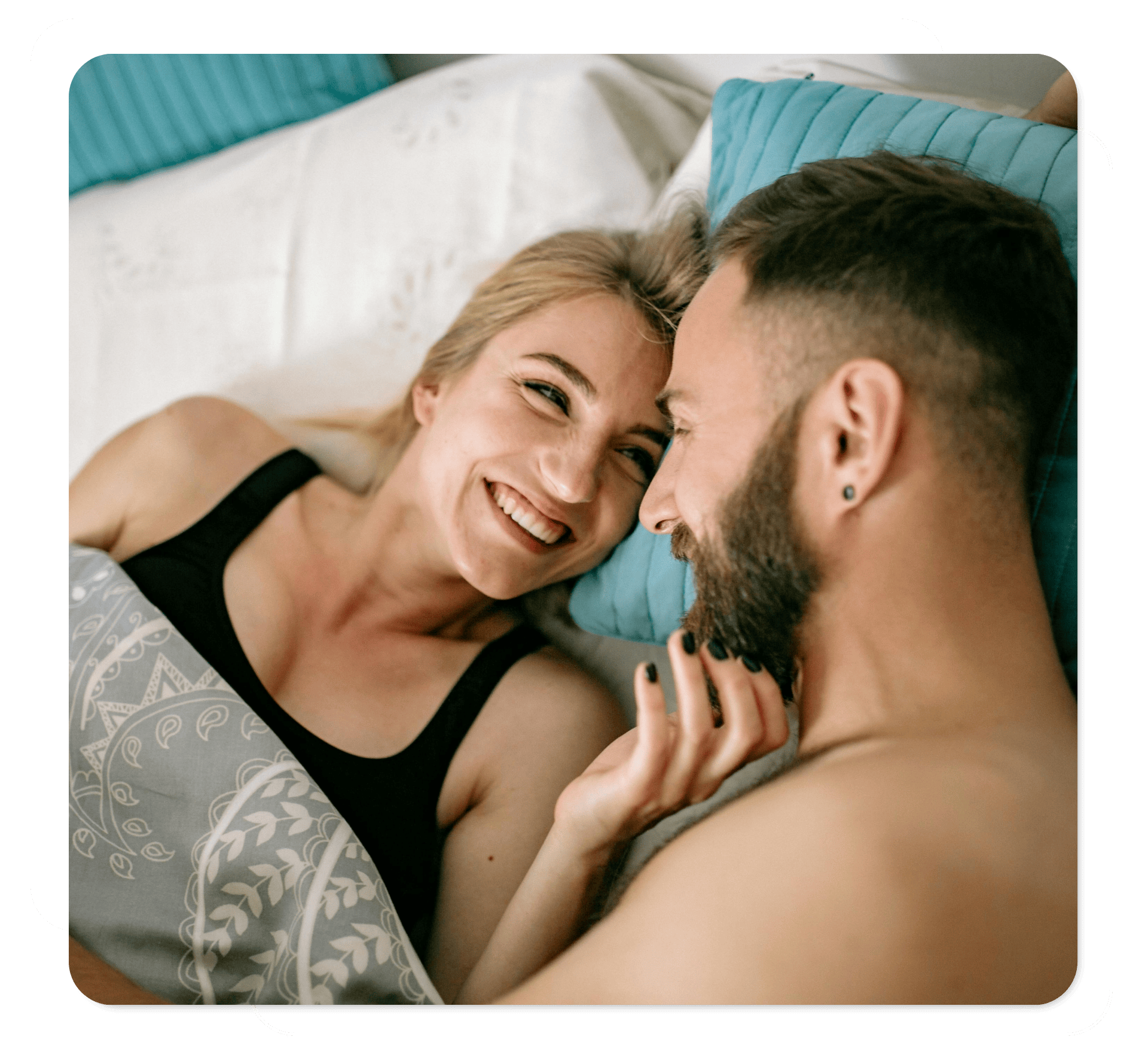 Casal deitado em um momento de carinho e intimidade após alta da terapia sexual.